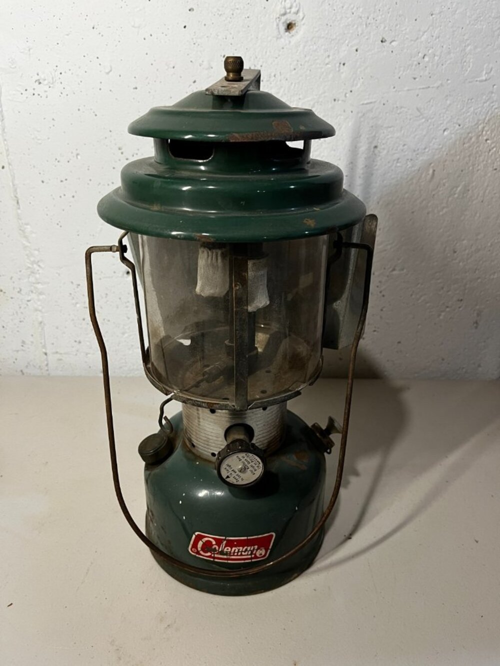 Vintage 1972 Coleman Lantern Model 220F w/ Pyrex Globe & reflector Dated 6 72